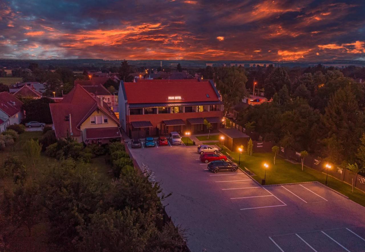 Park Hotel Buek-Buekfuerdo Exteriör bild