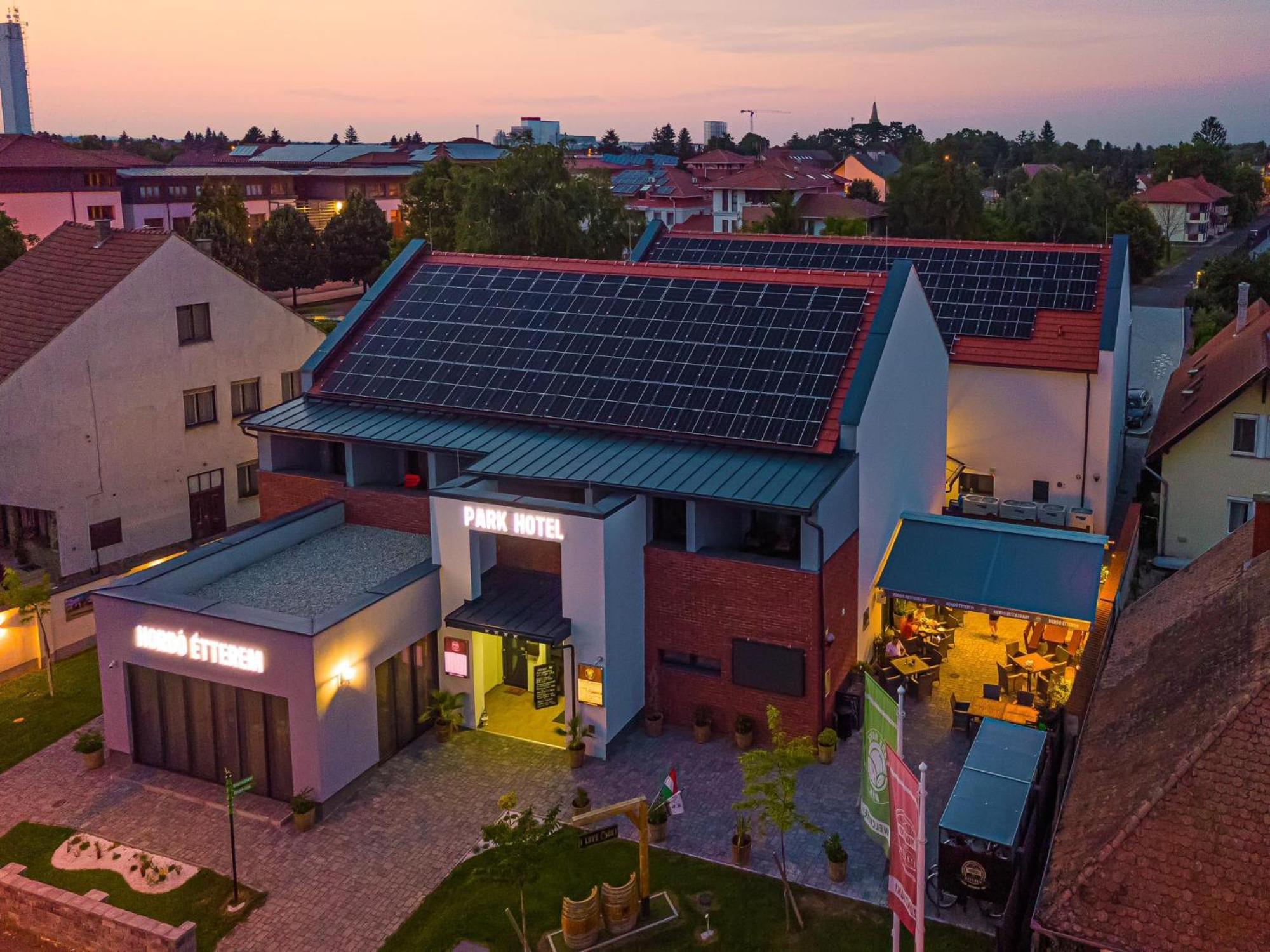 Park Hotel Buek-Buekfuerdo Exteriör bild